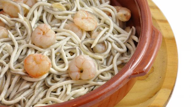 cazuela de gulas con gambas