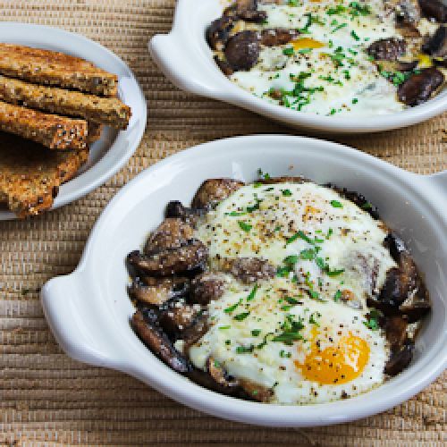 Huevos horneados con champiñones y queso parmesano