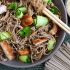 Fideos soba con pollo