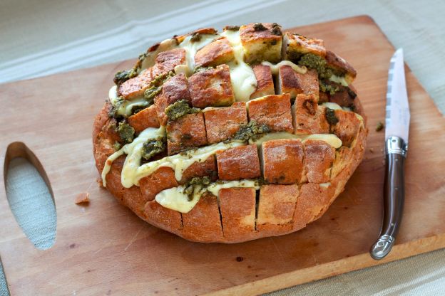 Pan erizo con pesto y cantal