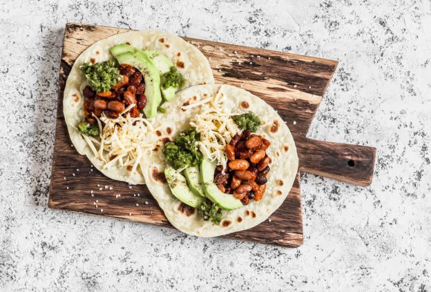 Burritos de pollo, arroz y aguacate