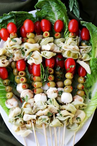 Brochetas de tortellini, aceitunas, tomate y queso mozzarella