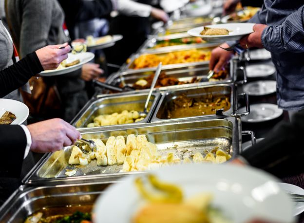 La presentación de los platos del buffet cuenta