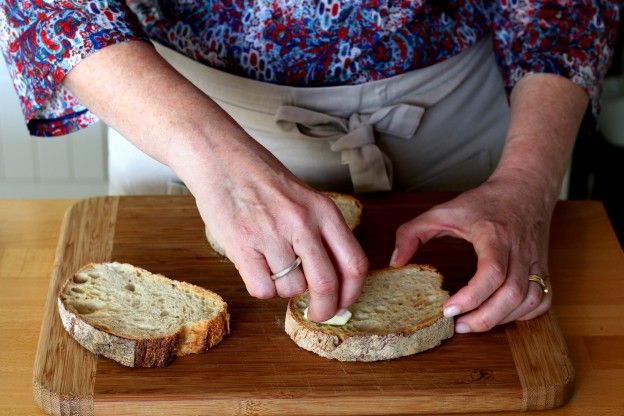 3. Frotamos el pan con ajo