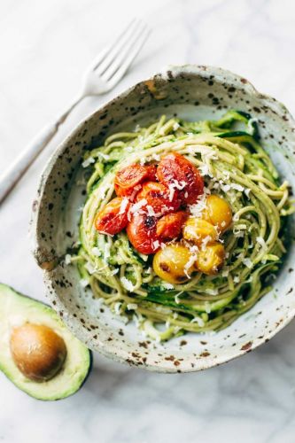 Espaguetis de calabacín con tomate y salsa de aguacate