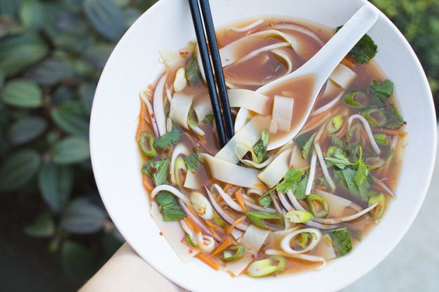 Pho vegano con tofu de jengibre