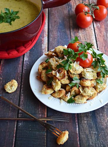 Tortellinis tostados con fondue de queso y pesto