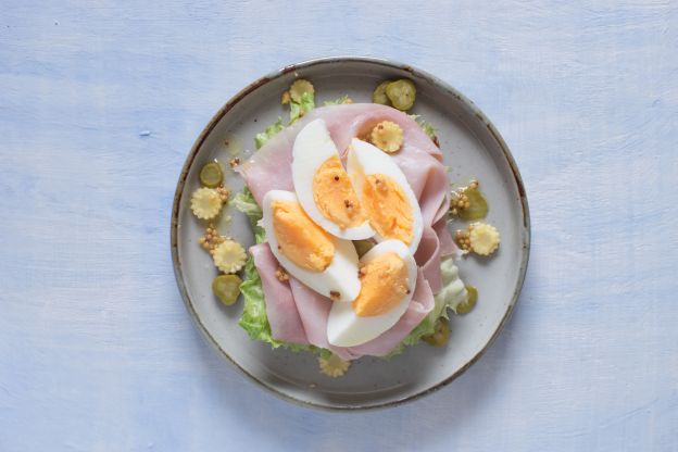 Tostada de jamón y rábano picante