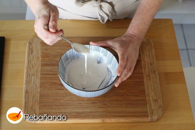 Rellenar una manga de pastelero con el glaseado