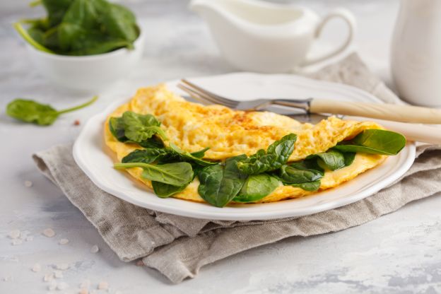 Tortilla francesa con espinacas y queso