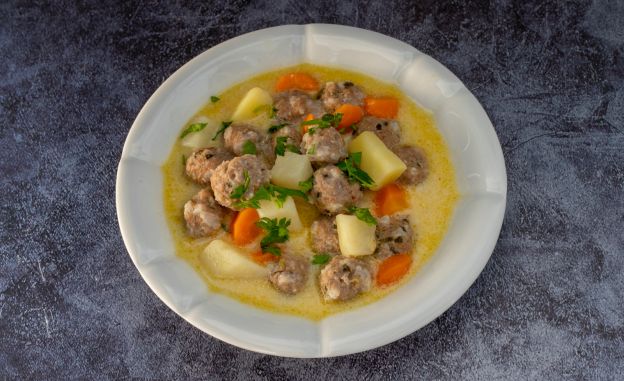 Caldo de albóndigas