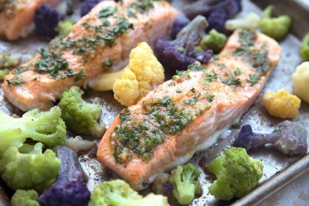 Pescado al horno sobre una base de coliflor