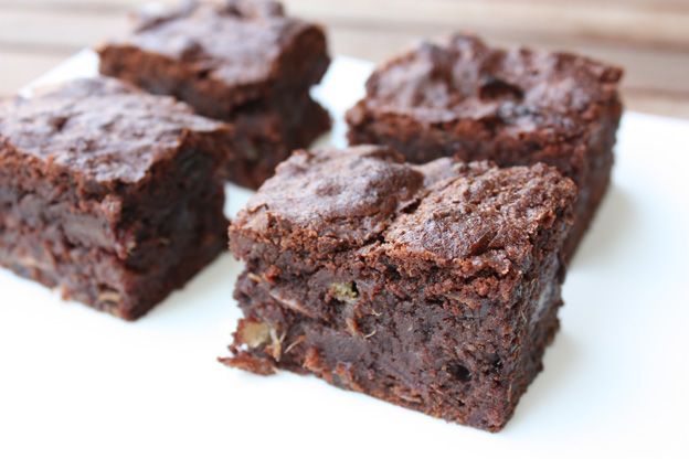 Brownie de chocolate, dátiles y vino de nueces