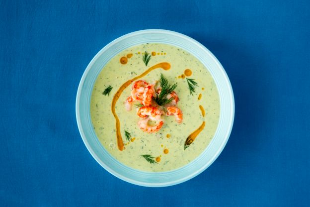 Sopa fría de pepino con gambas