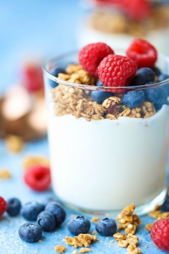 Copas de fruta con granola