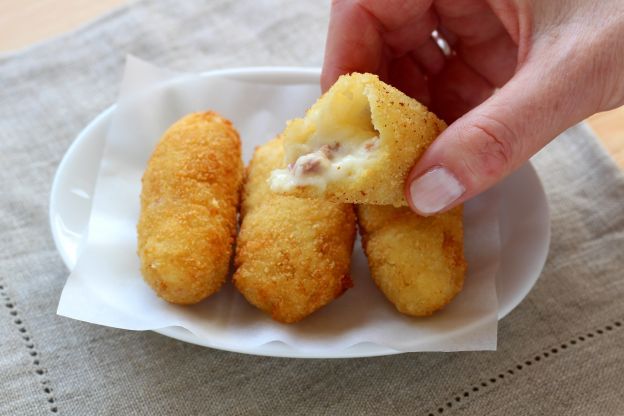 croquetas de patata y salami