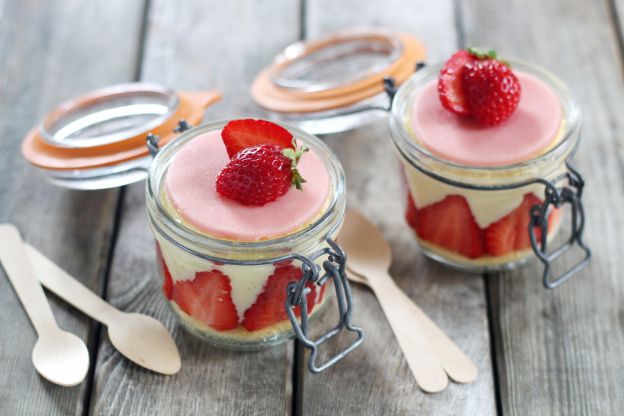 Postre de fresas en copa con bizcocho y vainilla