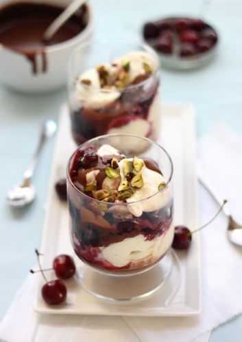 Tiramisú con chocolate y cerezas