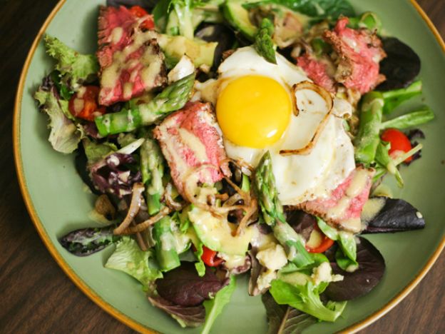 Ensalada de carne con chalota y espárragos