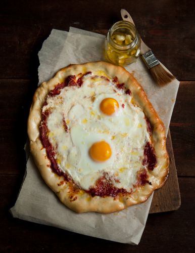 Pizza de tomate y huevo con grelos y limón