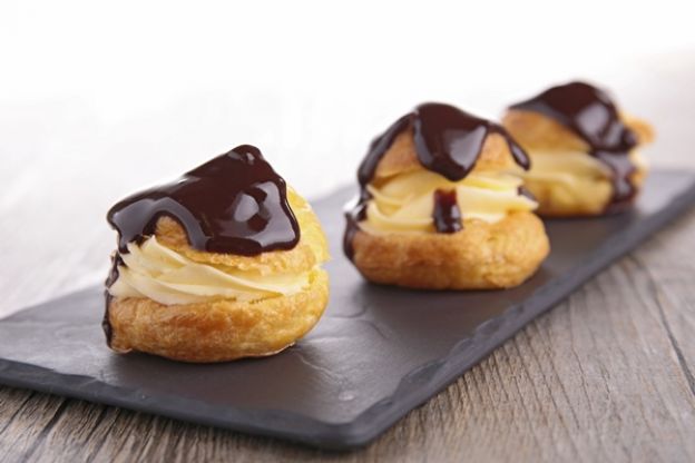 Profiteroles de crema y chocolate