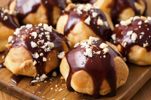 Profiteroles con chocolate fundido y almendras