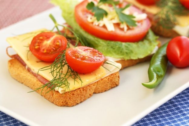 12. Tostaditas con jamón y queso