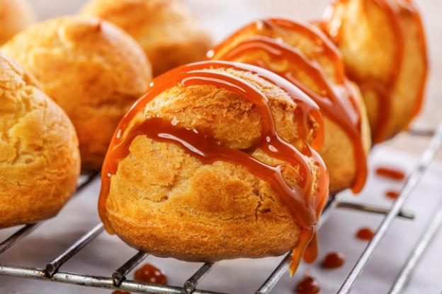 Profiteroles con caramelo