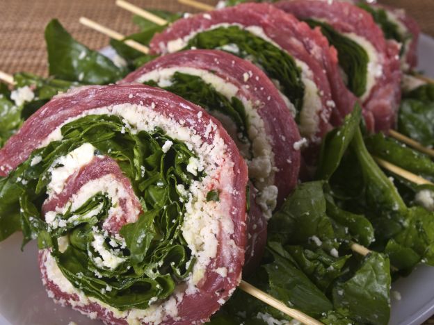 Rollitos de salami, queso y lechuga