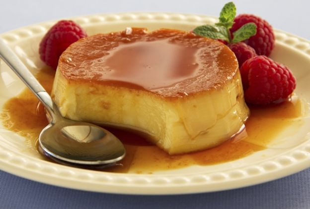 Flan de huevo con frambuesas