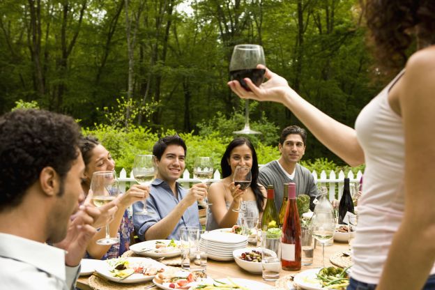 Una copa de vino con las comidas es saludable