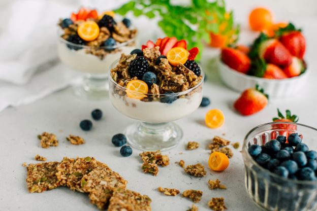 Yogur con cereal y fruta