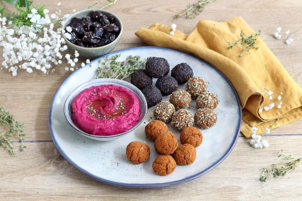 Trío de falafel con hummus de remolacha