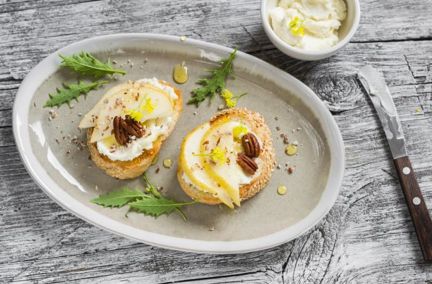 Tostadas de pera y queso fresco