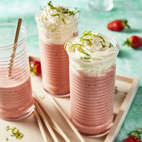 Batido de fresa con helado de vainilla y nata montada