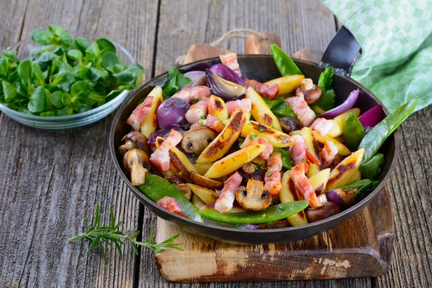 Patatas fritas con bacon, cebolla y guisantes gourmet