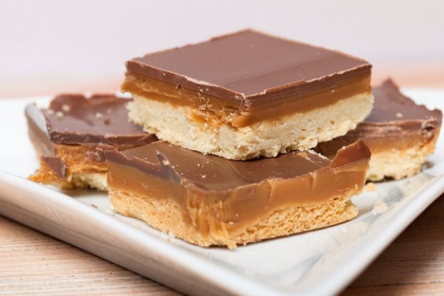 Pastelitos de caramelo, galleta y chocolate