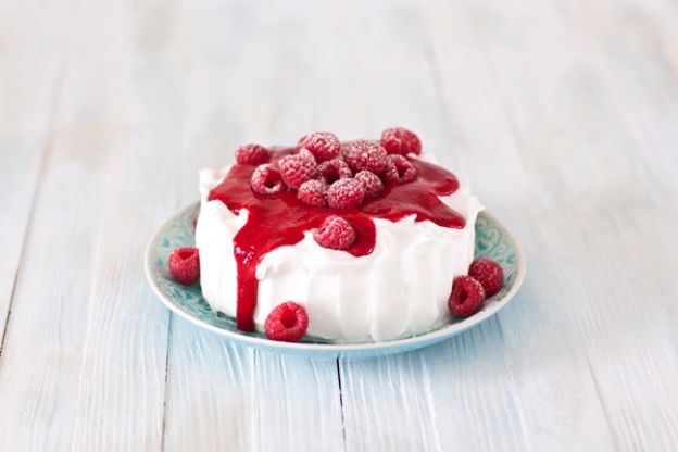 Pana cotta con coulis de frutos rojos