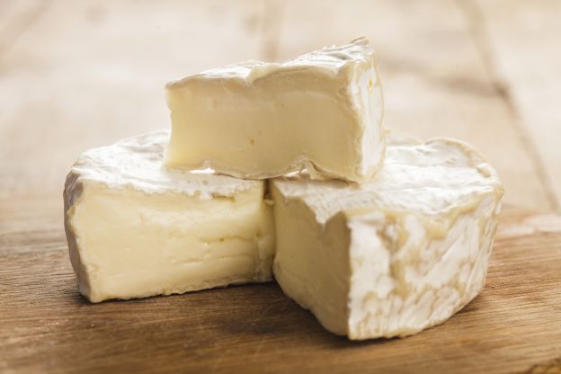 ¿Cuál es el queso ideal para acompañar un vino blanco afrutado?