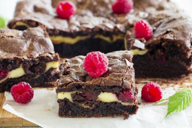 Pastel de chocolate de crema de plátano y frambuesas