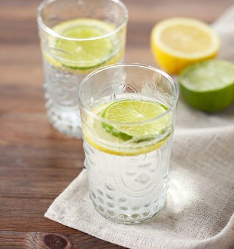 3. Beber un vasito de agua con limón