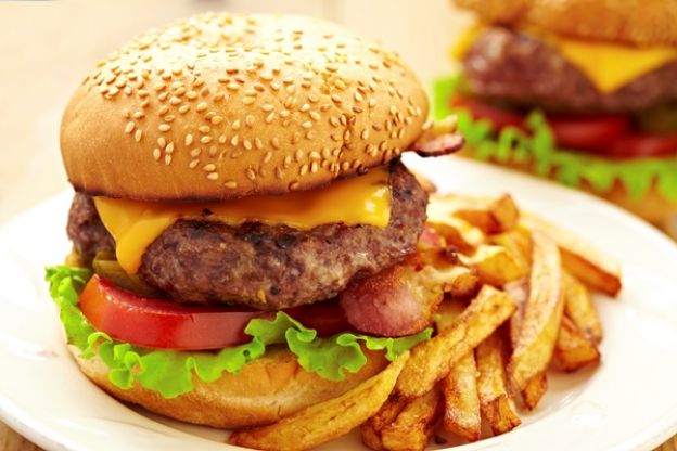 Para los que adoran la comida rápida: Hamburguesa clásica con patatas