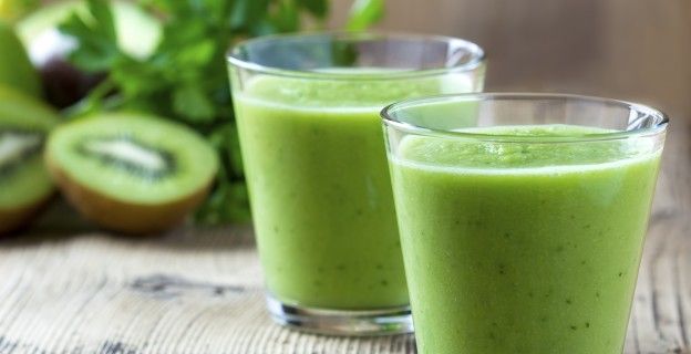 Smoothie verde de col rizada y kiwi