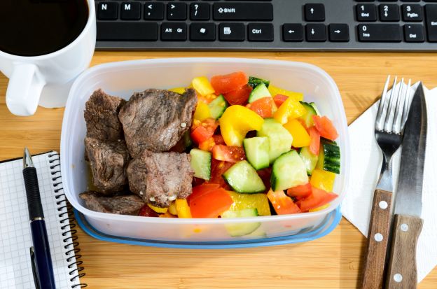 Comida en envases de plástico