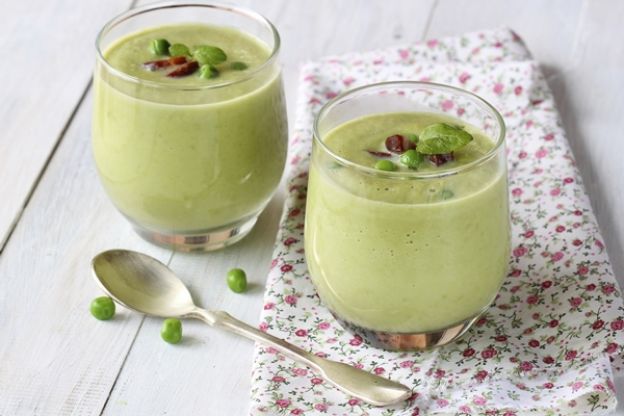 Sopa fría de pepino aromatizada con albahaca y crujiente de frutos secos