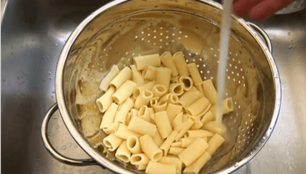 Enfriar la pasta con agua del grifo