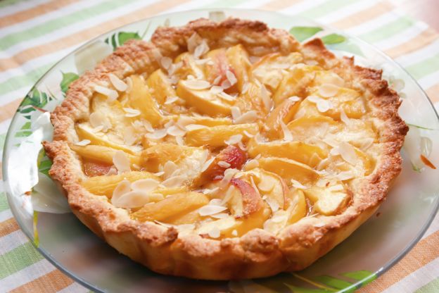 Tarta de manzana, durazno y almendras