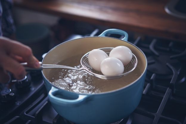 Hay que sumergir en agua fría los huevos duros