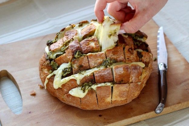 Pan de pueblo con queso y pesto