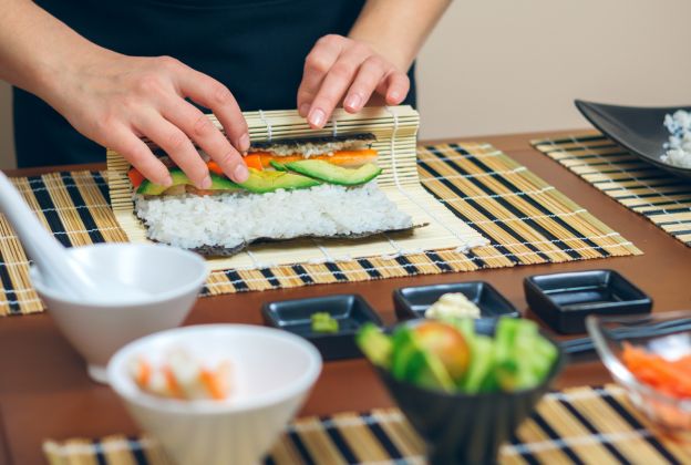 sushi saludable de quinoa con aguacate